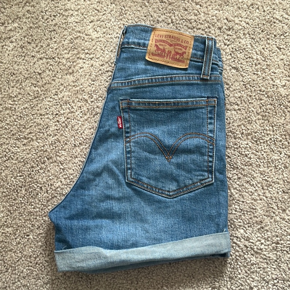 Levi’s High Rise Wedgie Short ☀️
